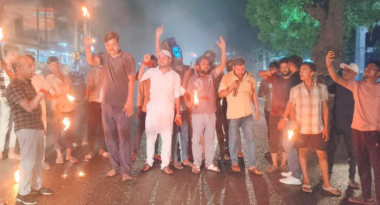 एनएच चौड़ीकरण की मांग को लेकर ओबरा में निकाला  गया मशाल जुलूस