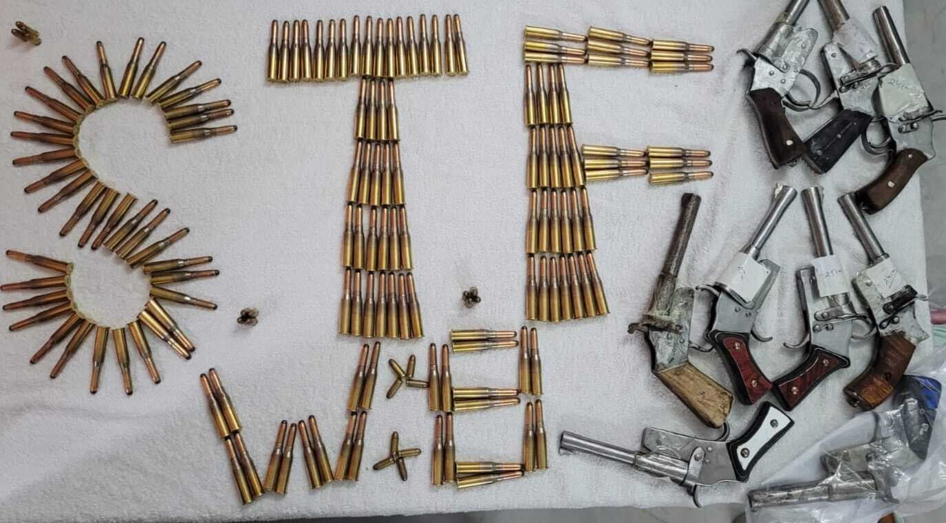एसटीएफ ने 9 पिस्टल, 158 पीस कारतूस के साथ चार लोगों को किया गिरफ्तार