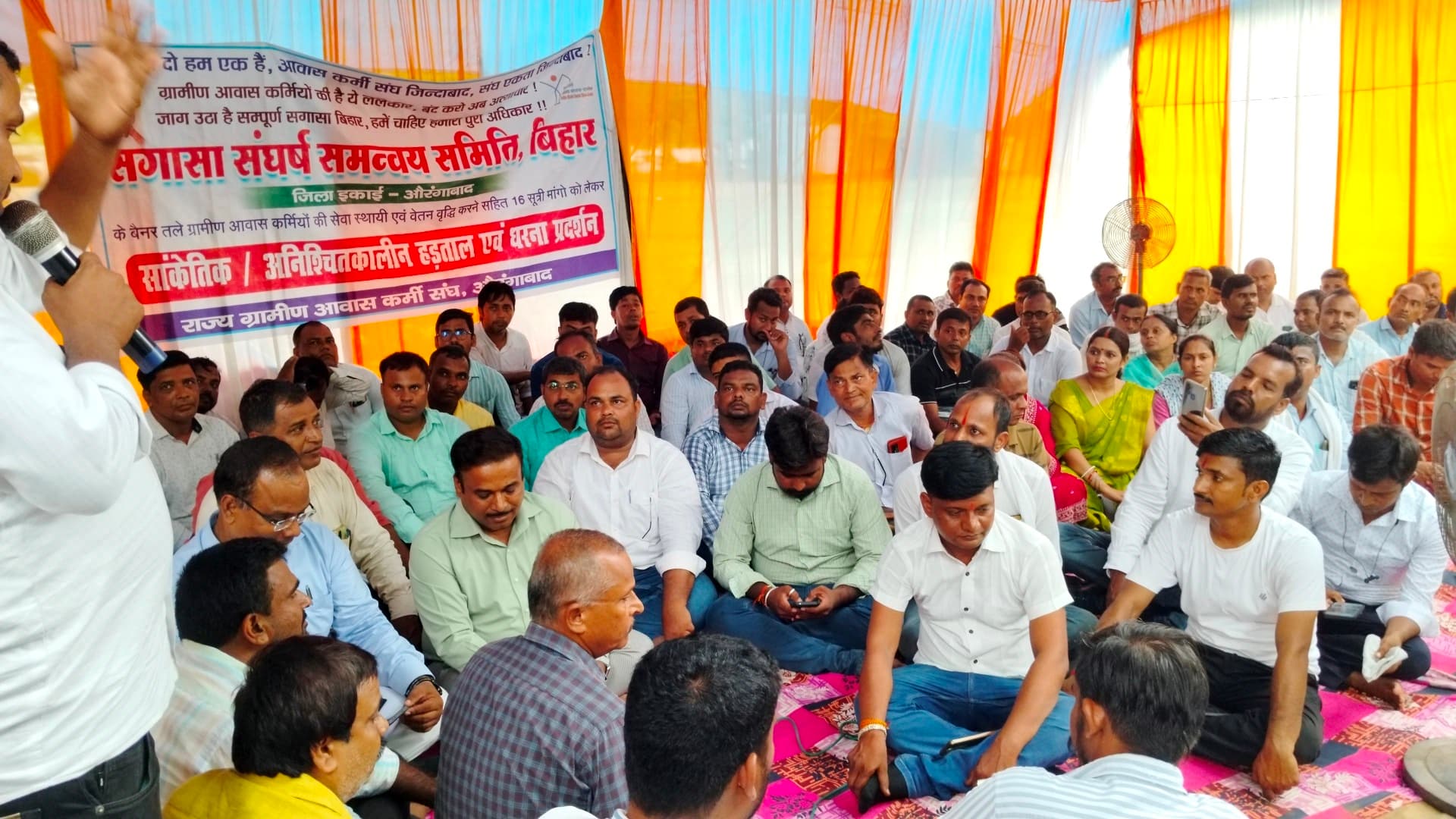 बहुत कम मानदेय पर कर रहे काम, जीवन यापन कर पाना भी हो रहा मुश्किल