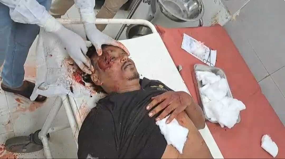 सड़क दुर्घटना में दो युवक घायल, सदर अस्पताल में चल रहा इलाज