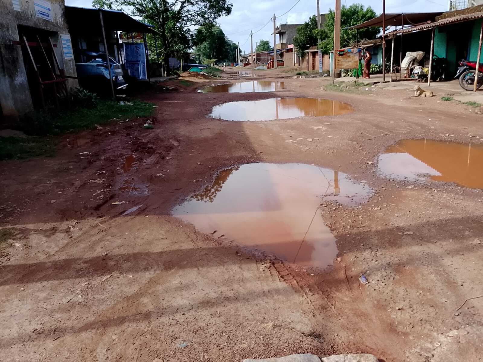 सड़क जर्जर होने से परेशानी