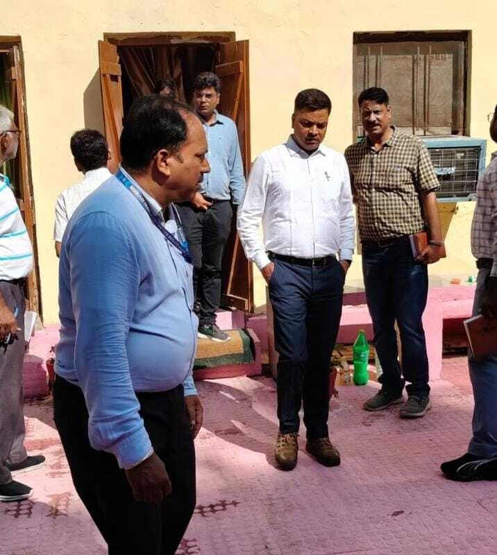 थावे स्टेशन पर अपर डीआरएम ने किया रनिंग रूम का निरीक्षण