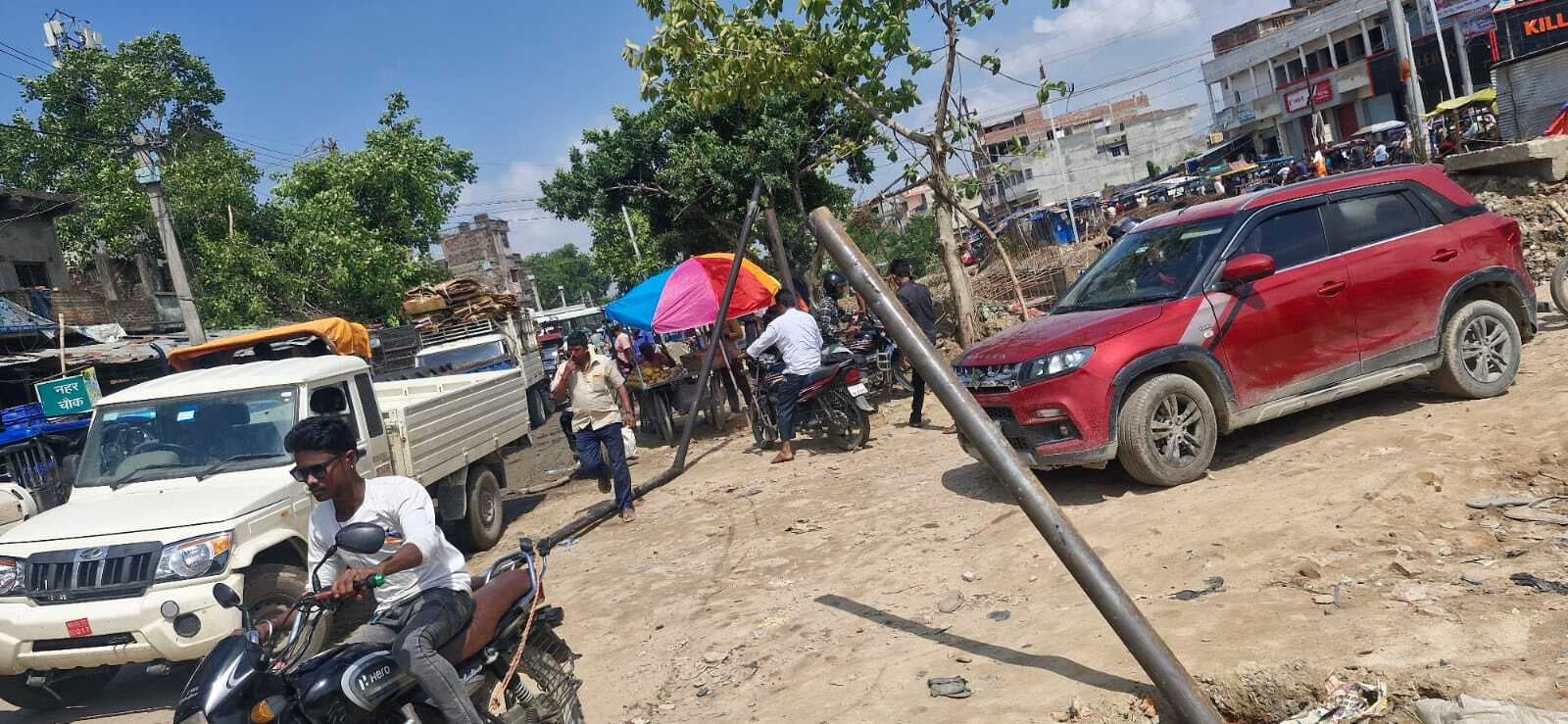 Motihari: रात के अंधेरे में वाहन से क्षतिग्रस्त हुई बैरिकेटिंग, हो सकता है हादसा