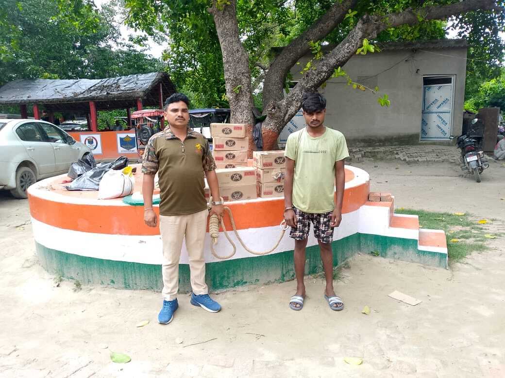 बाइक से 495 पैकेट देसी शराब ला रहा तस्कर विश्वंभरपुर में गिरफ्तार