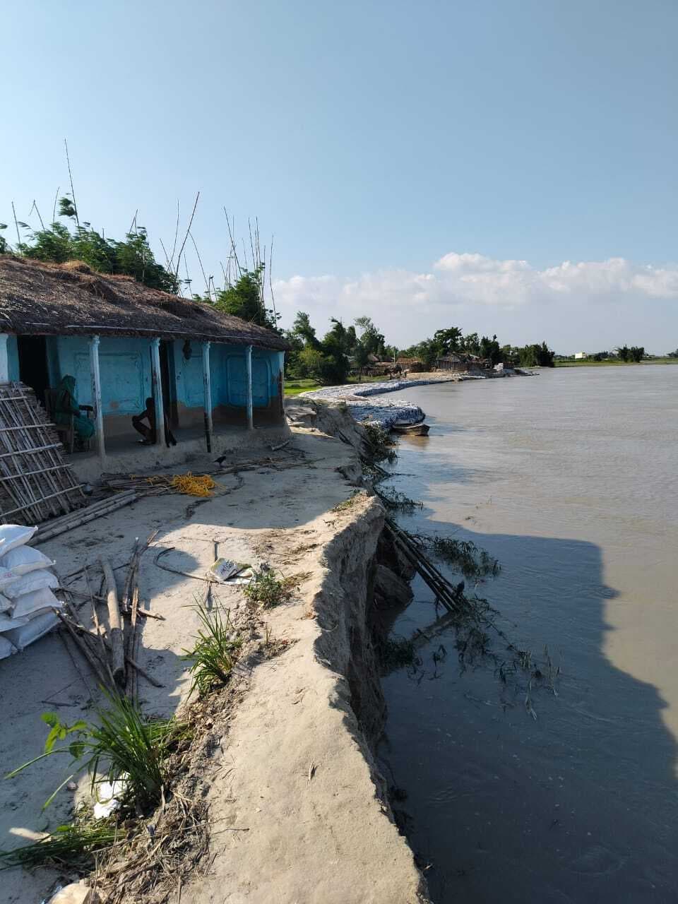 रसलपुर में कोसी का कहर : आधा दर्जन घर नदी में समाये