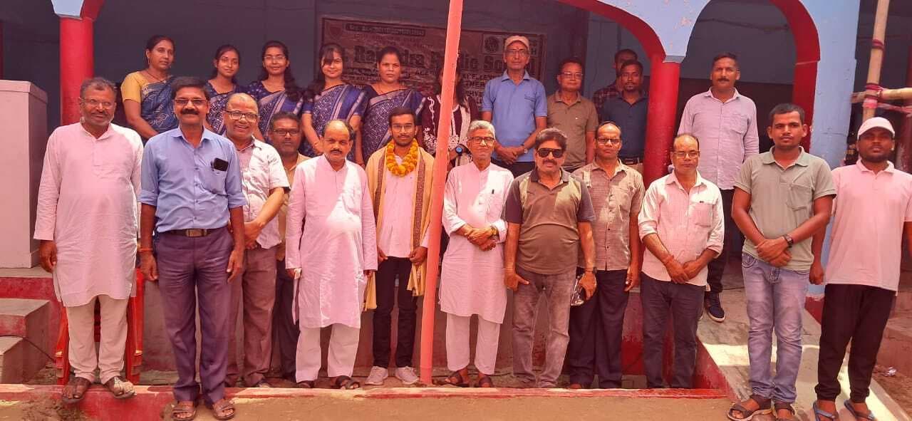 नीट में सफलता प्राप्त करने वाले छात्र को किया गया सम्मानित