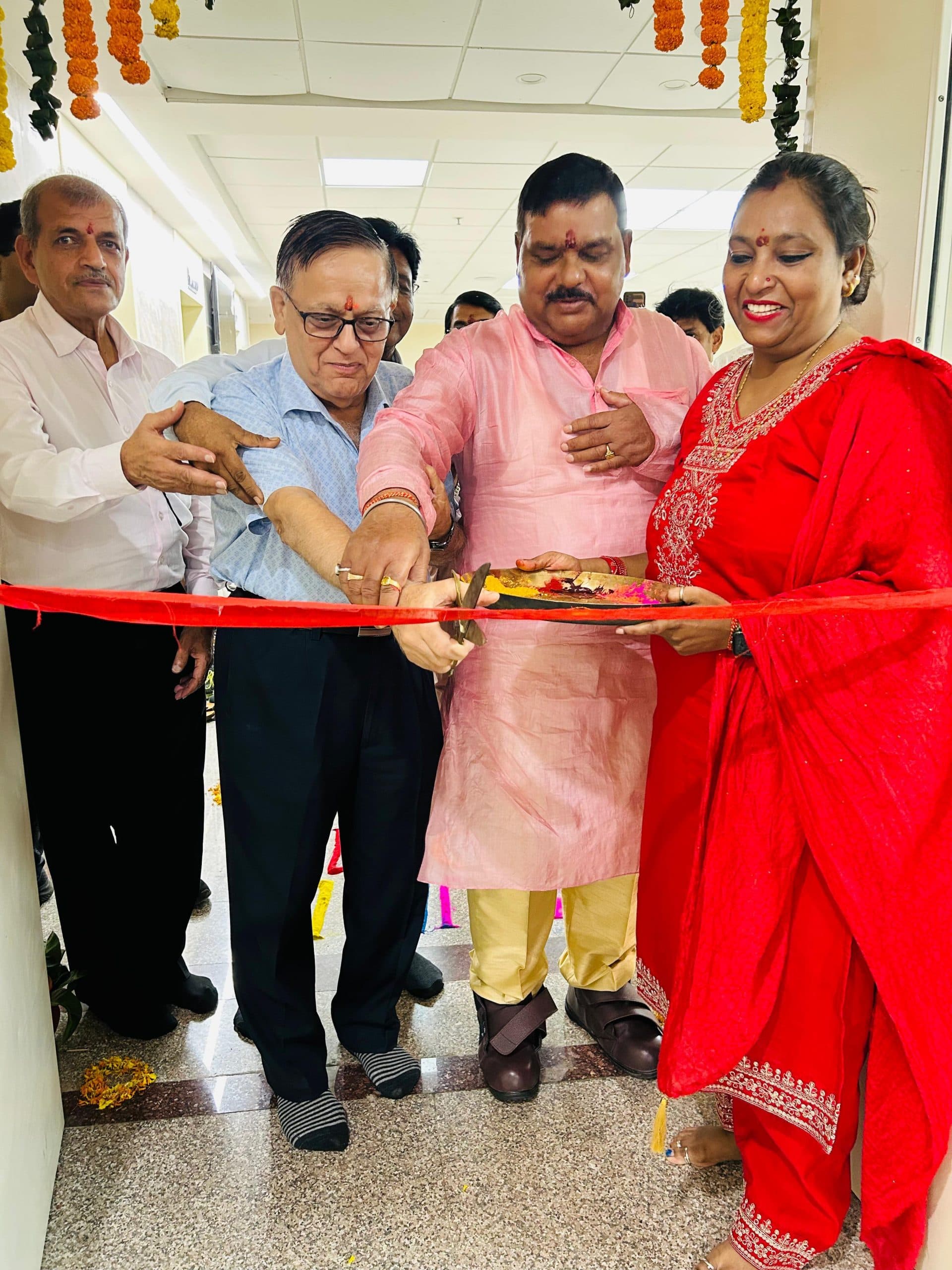 Jamshedpur news. नये अस्पताल में खुलने वाले ब्लड बैंक में हुआ पूजा-पाठ, अब ब्लड रखने का काम होगा शुरू