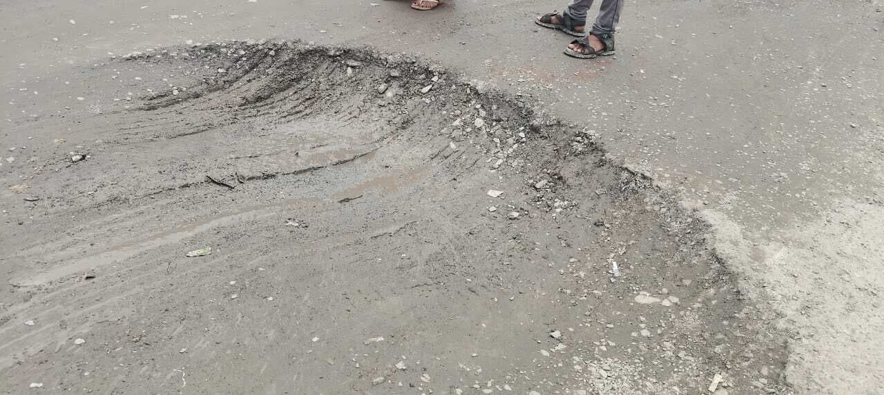 गेड़ाबाड़ी में एनएच 31 का सर्विस रोड धंसा, दुर्घटना की आशंका