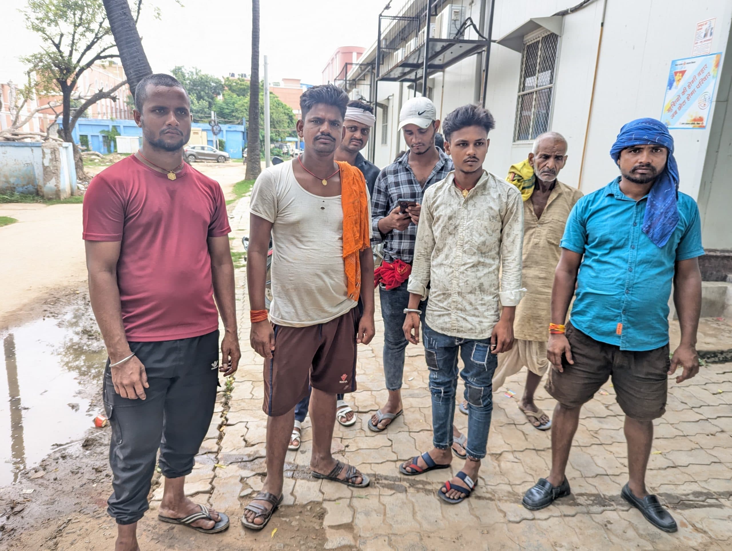 बेकाबू ट्रक सड़क किनारे खड़े ट्रक से टकरायी, खलासी की मौत