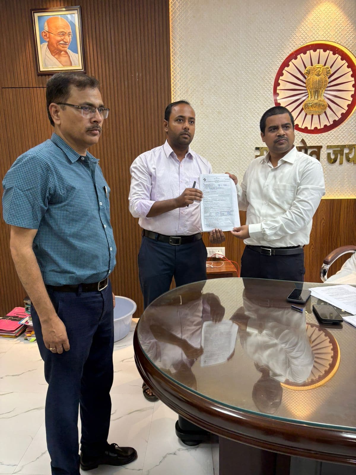 डीएम ने मतदाता सूची में नाम जोड़ने के लिए किया आवेदन