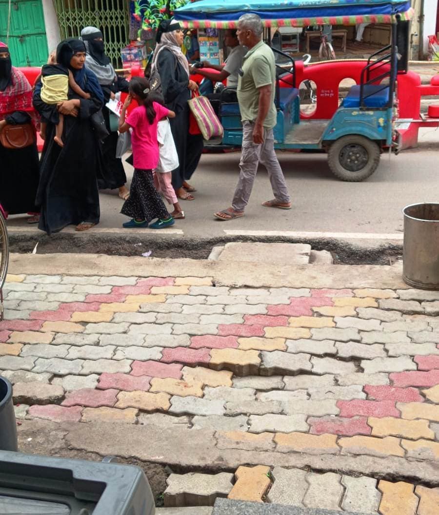 धांधली : निर्माण कार्य की गुणवत्ता हो रही तार-तार, पहली ही बारिश में ध्वस्त हो गया पेवर ब्लॉक