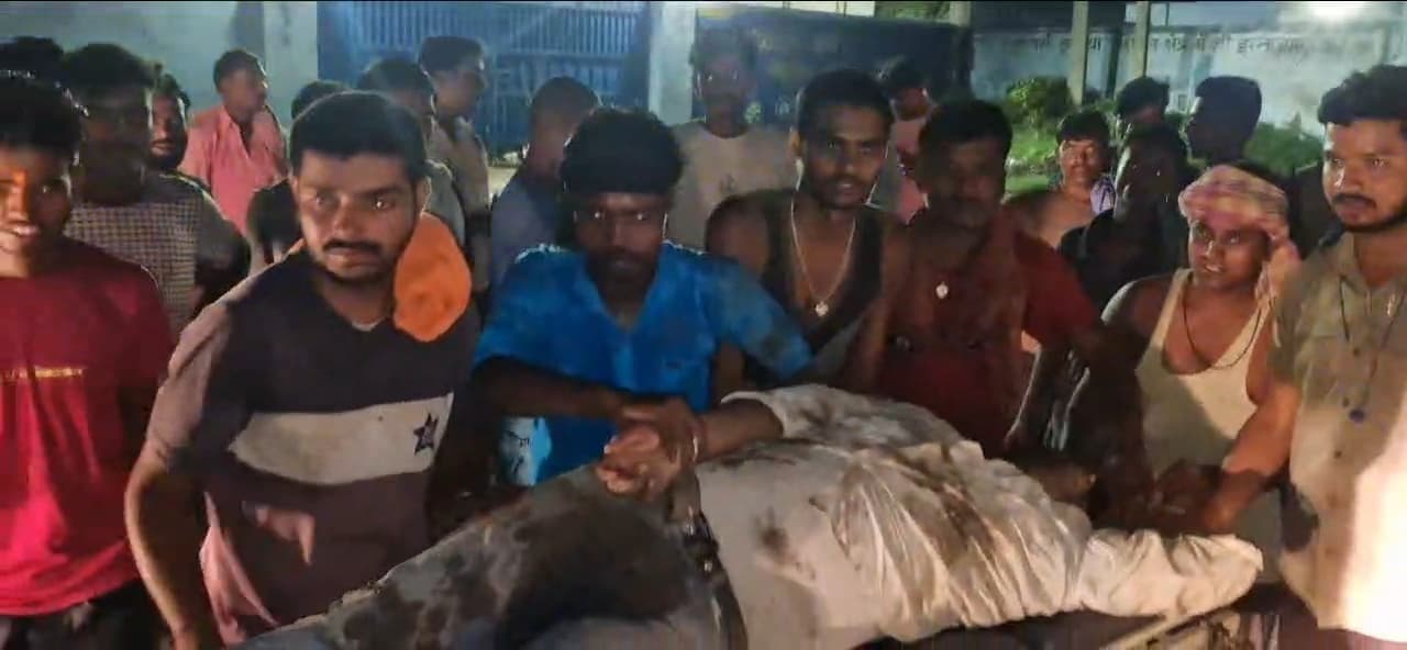 मटिया चौक पर रेलिंग से टकरायी बाइक, चालक भर्ती