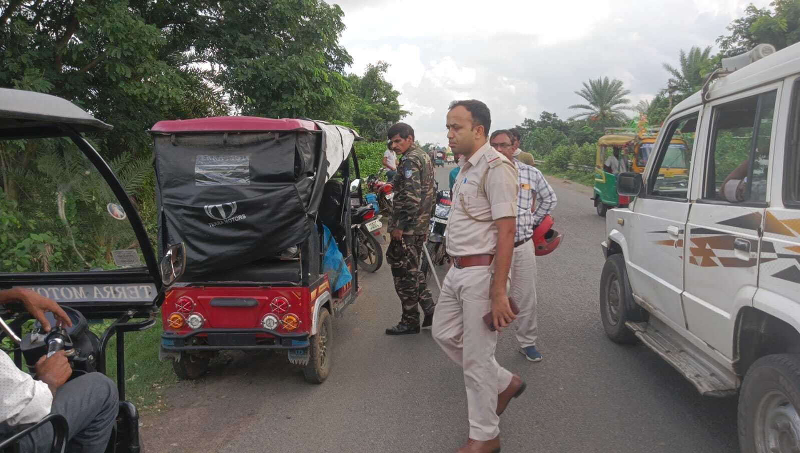 जियापानी पावर ग्रिड से लोहे की चोरी कर भाग रहे चार लोगों को होमगार्ड जवान ने पकड़ा