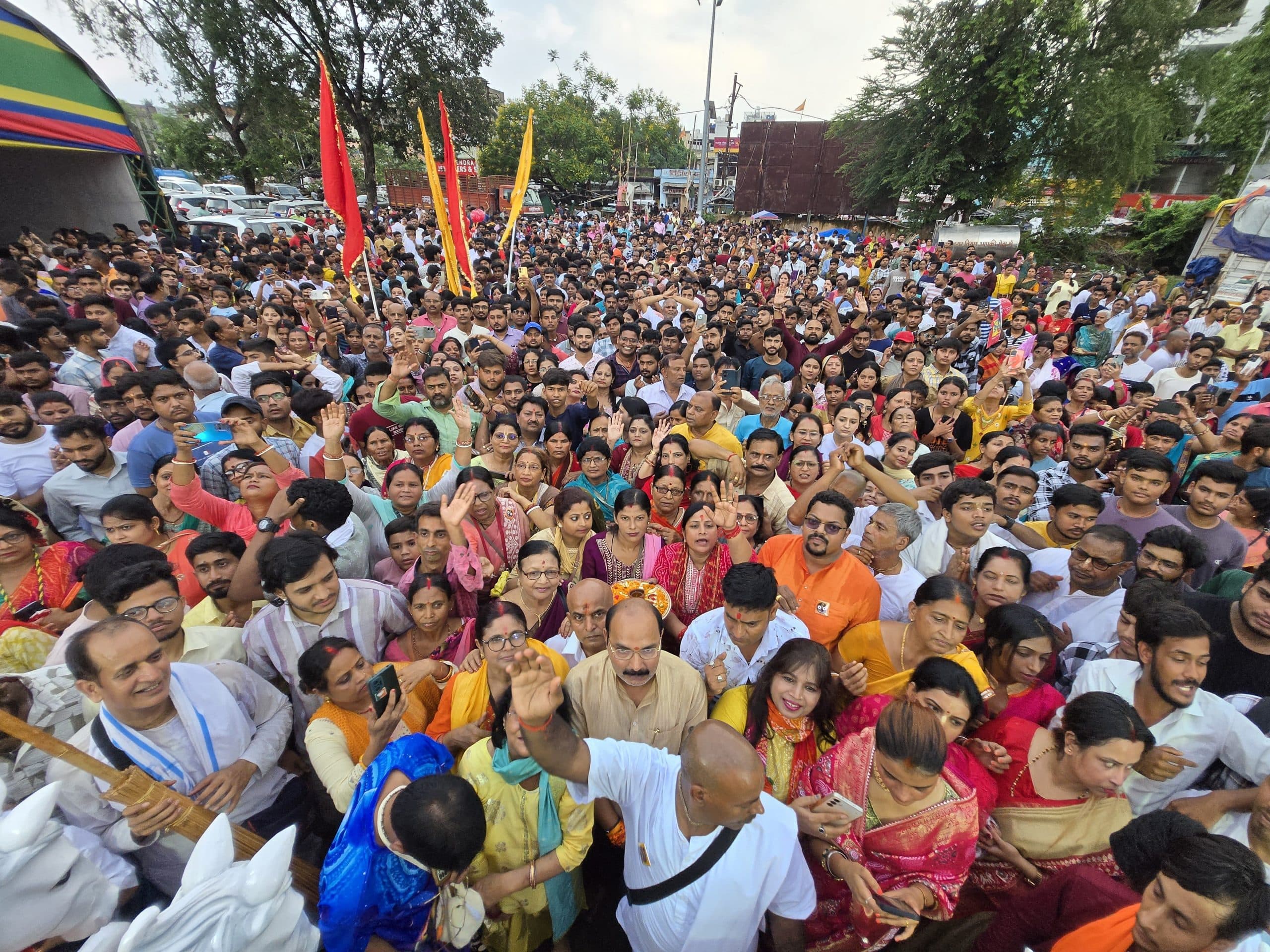 Deoghar news : झाड़ू लगाकर रथयात्रा को नगर भ्रमण के लिए किया रवाना, जय जगन्नाथ का लगा जयकारा