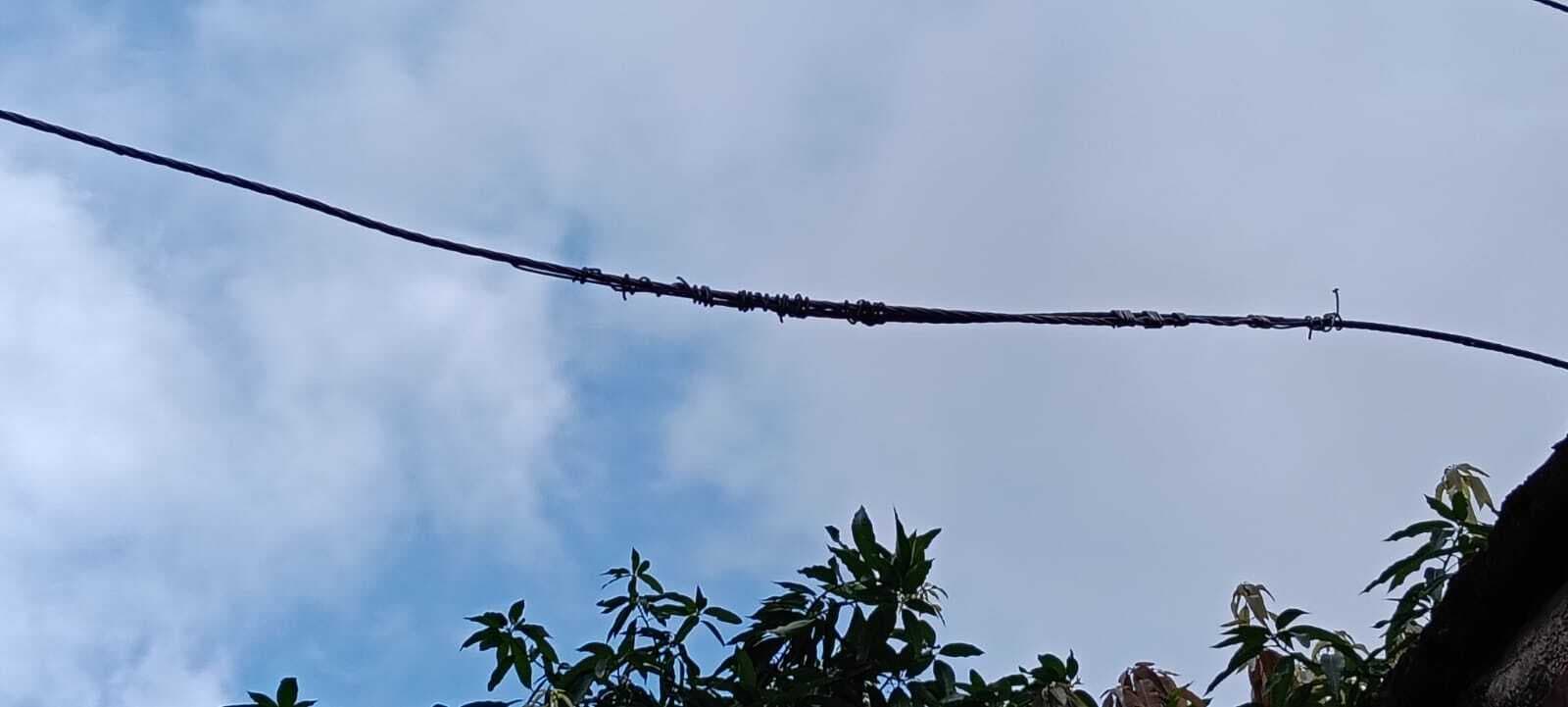 मकानों के ऊपर से गुजर रहे हाइ वोल्टेज तार को बदलने की मांग