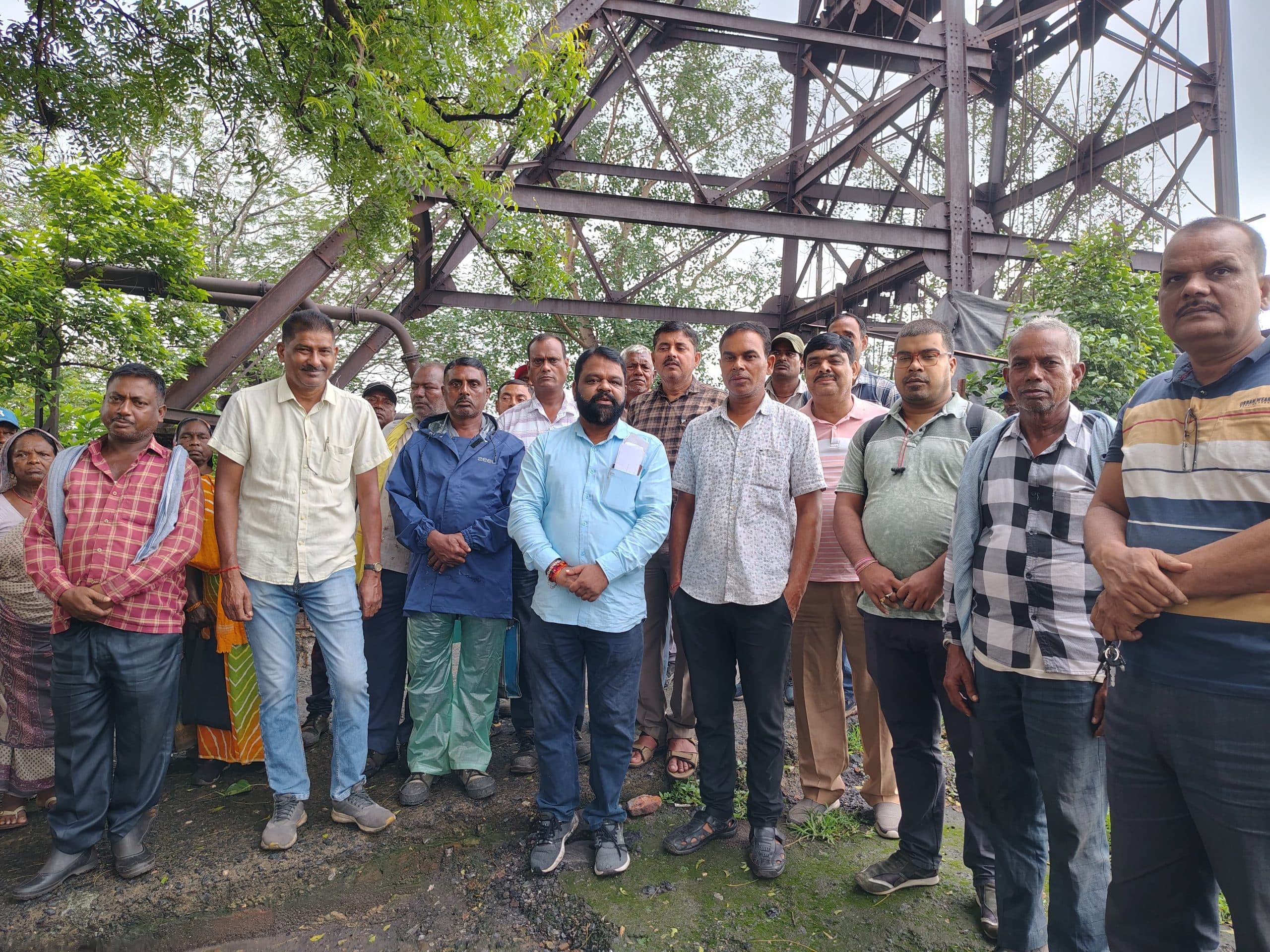 Dhanbad news : बायोमीट्रिक सिस्टम में हाजिरी छूटने पर मजदूरों ने की नारेबाजी