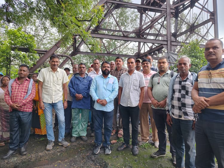 Dhanbad news : बायोमीट्रिक सिस्टम में हाजिरी छूटने पर मजदूरों ने की नारेबाजी