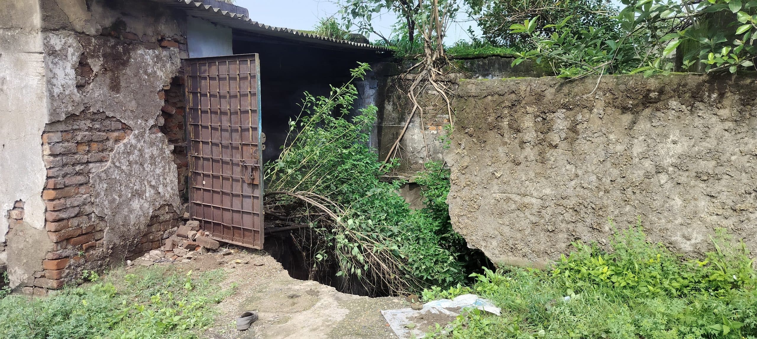 Dhanbad news : अंगारपथरा पंखा घर के पास छह फीट के दायरे में जमीन धंसी, दहशत