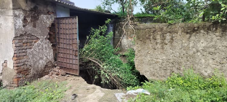 Dhanbad news : अंगारपथरा पंखा घर के पास छह फीट के दायरे में जमीन धंसी, दहशत