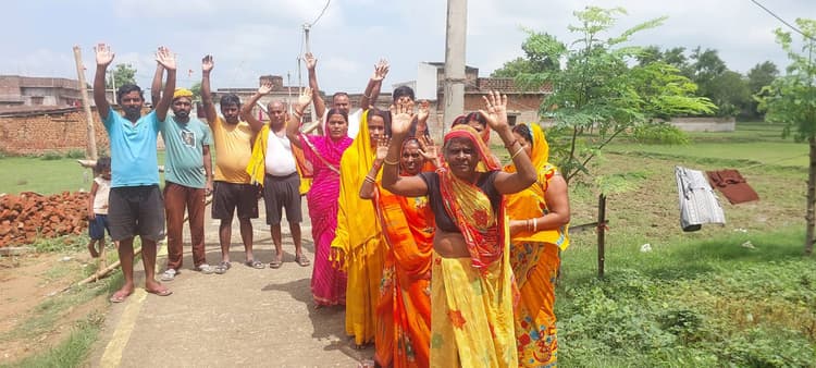 नल जल योजना का पाइप लगाने से मना करने पर नाराज ग्रामीणों ने किया प्रदर्शन