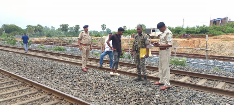Deoghar news : रेलवे ट्रैक पर मिला युवक का शव, परिजनों ने शव की पहचान की