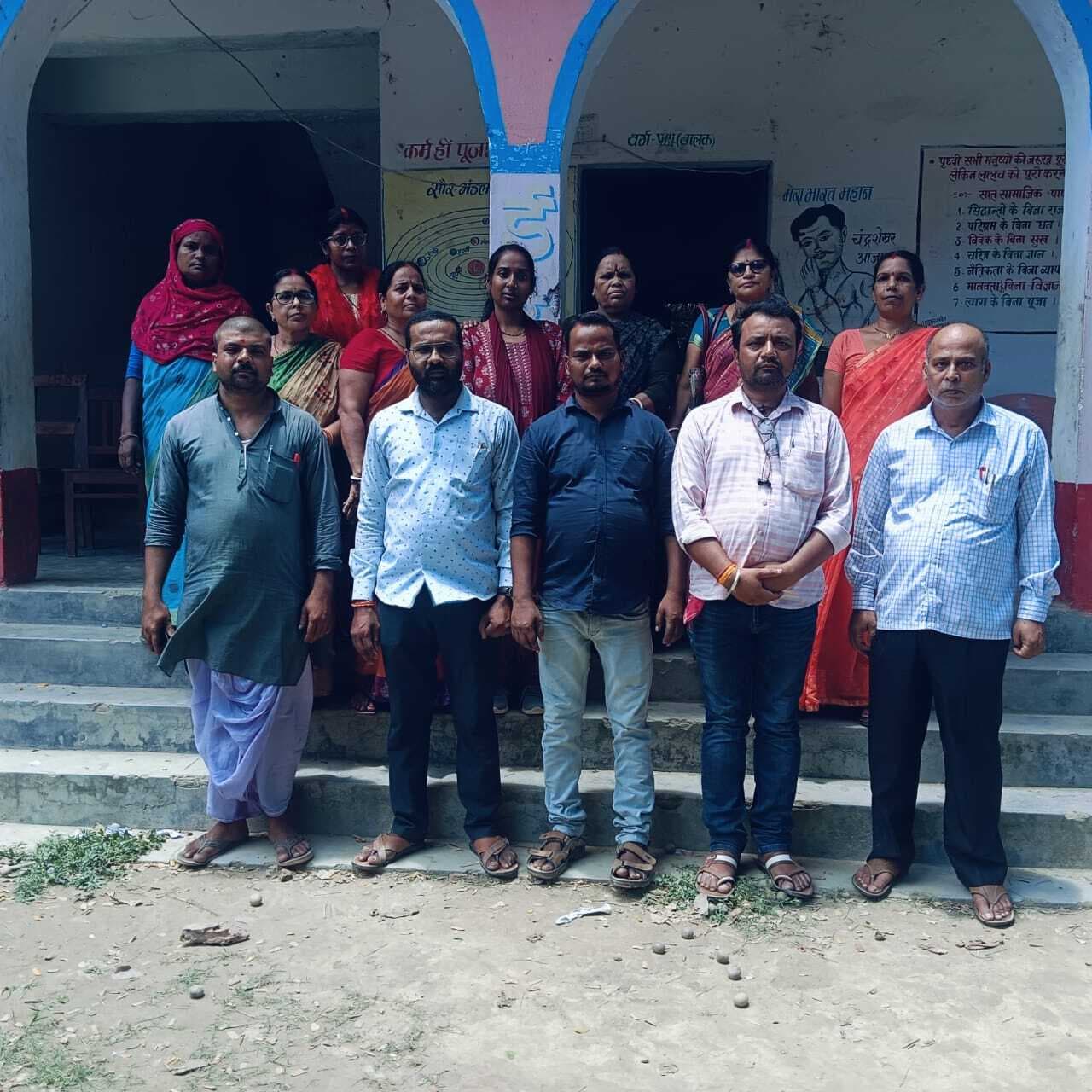 स्थानांतरित शिक्षिका को आमवि कुर्साकांटा में दी गयी विदाई