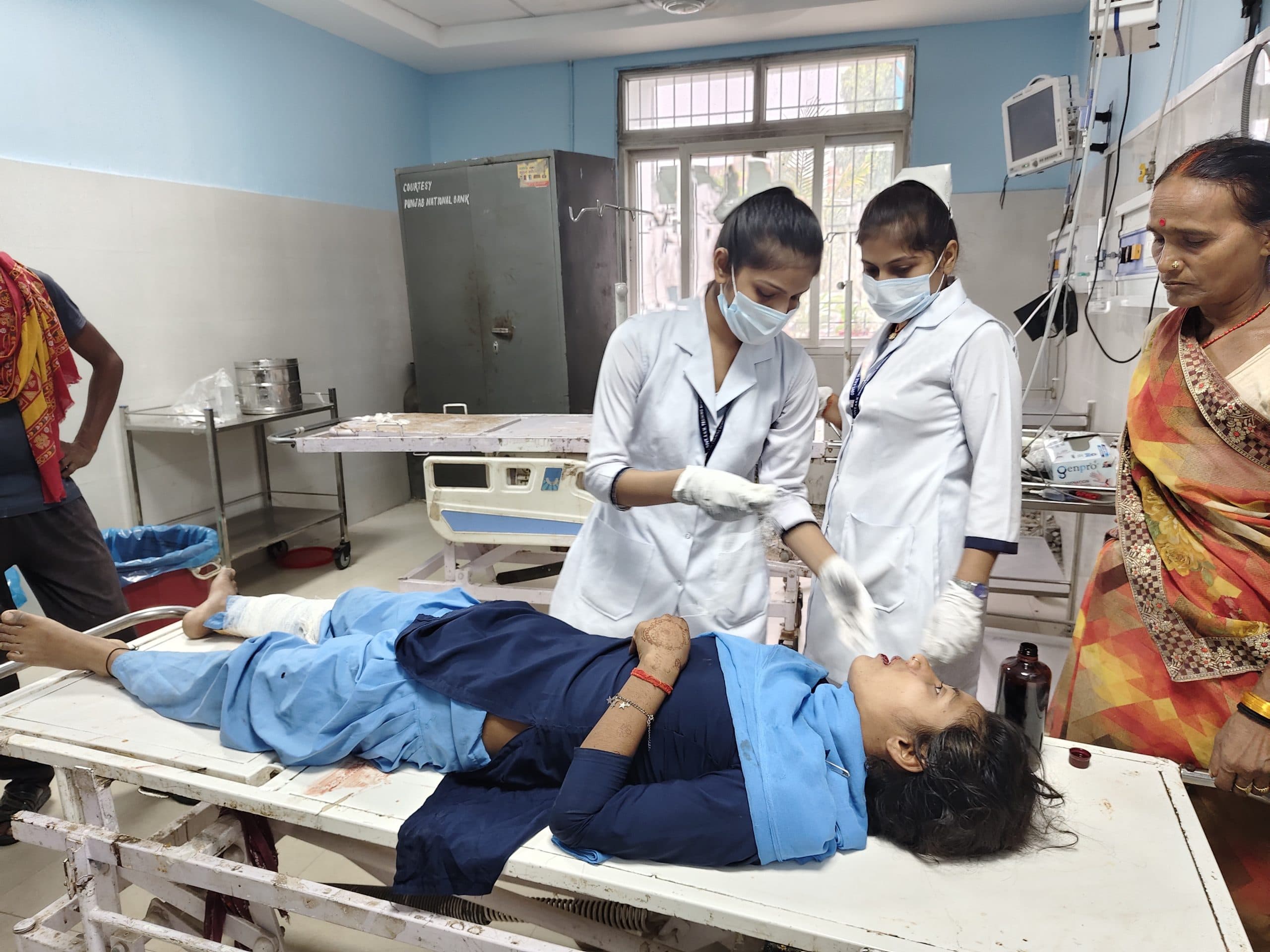 स्कूल जा रही छात्रा को अज्ञात वाहन ने मारी टक्कर, जख्मी