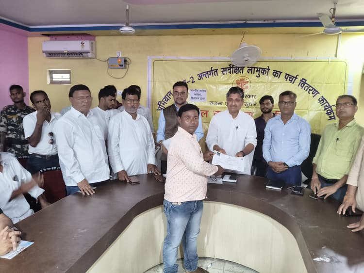 सांसद ने 46 भूमिहीन लाभुकों के बीच किया बासगीत पर्चे का वितरण