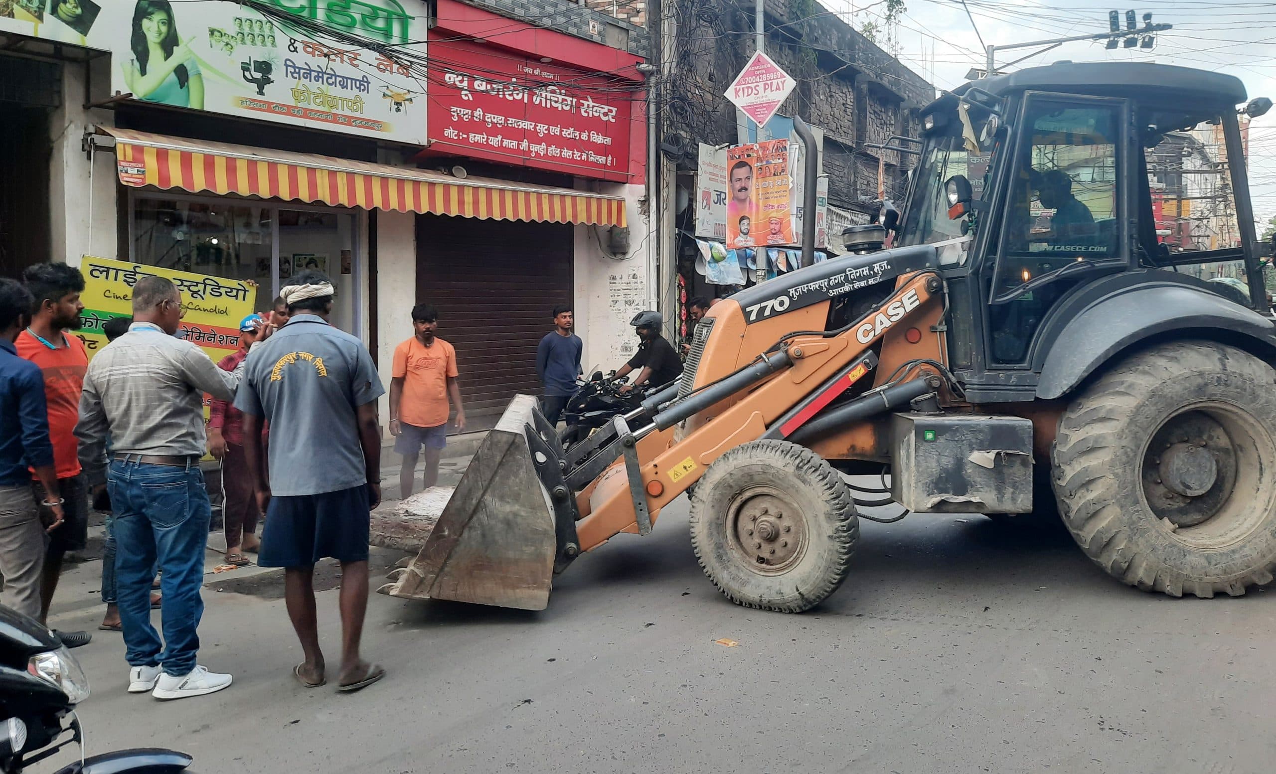 अतिक्रमण के खिलाफ सख्ती, बुलडाेजर लगा अस्थायी कब्जा को हटाया