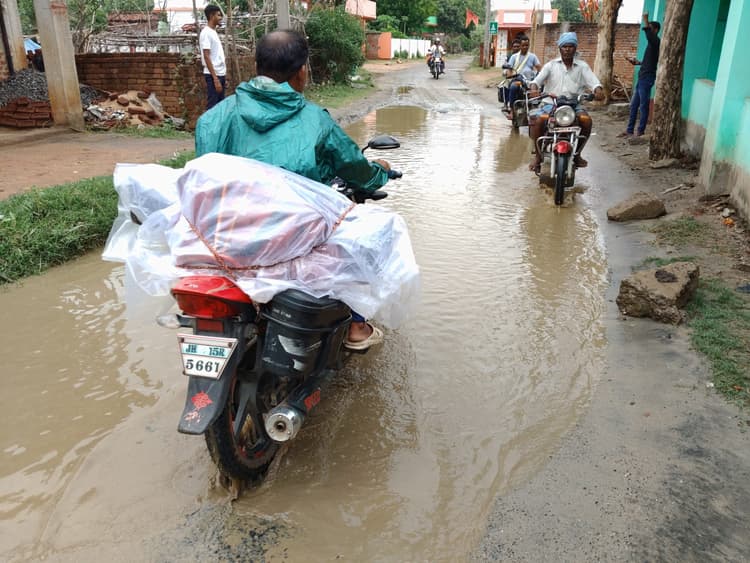 जर्जर सड़क पर पैदल चलना हुआ दूभर