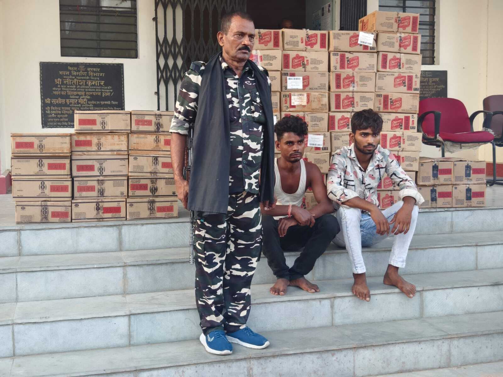 दस चक्का ट्रक से 475 लीटर में विदेशी शराब बरामद, दो तस्कर गिरफ्तार