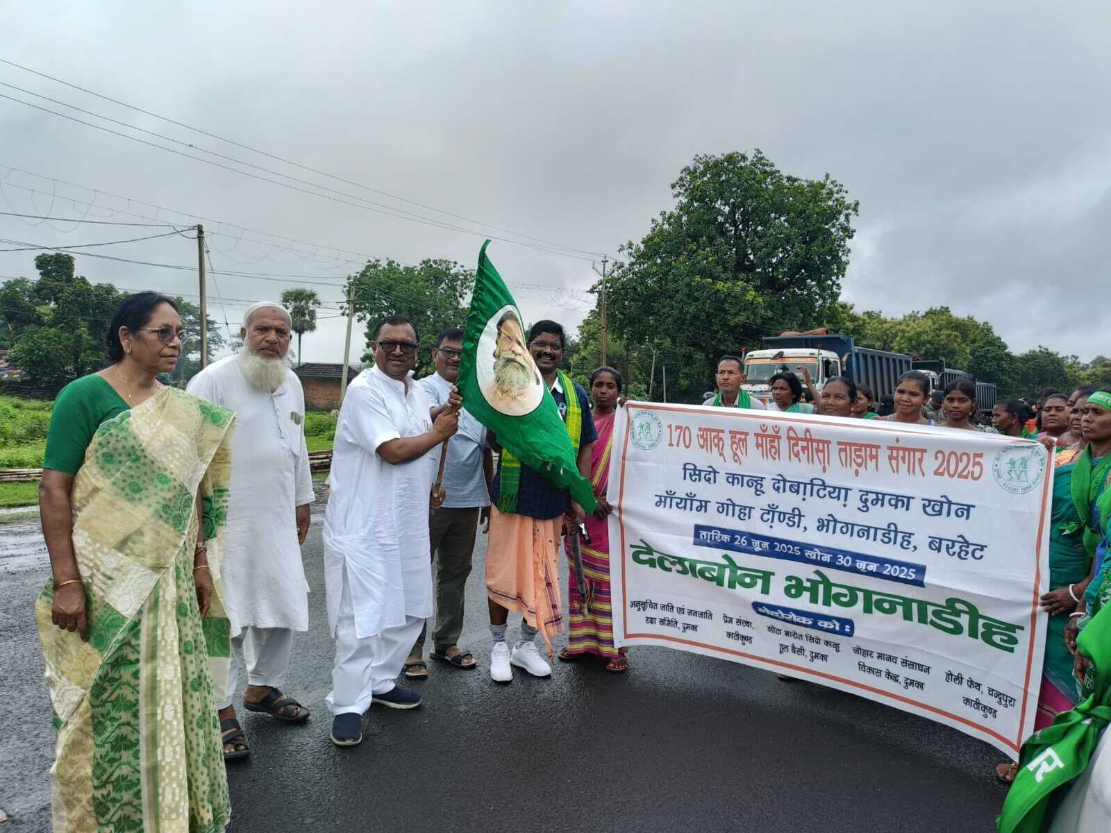 पदयात्रियों के जत्थे ने सिदो-कान्हू की प्रतिमा पर किया माल्यार्पण