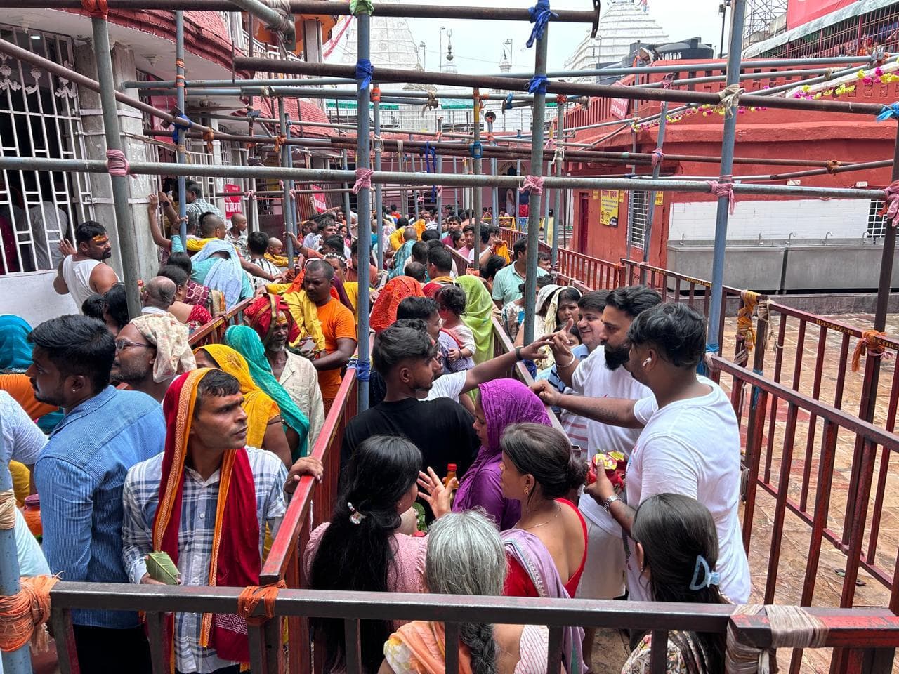 Deoghar News : बाबा मंदिर में 70 हजार भक्तों ने चढ़ाया जल