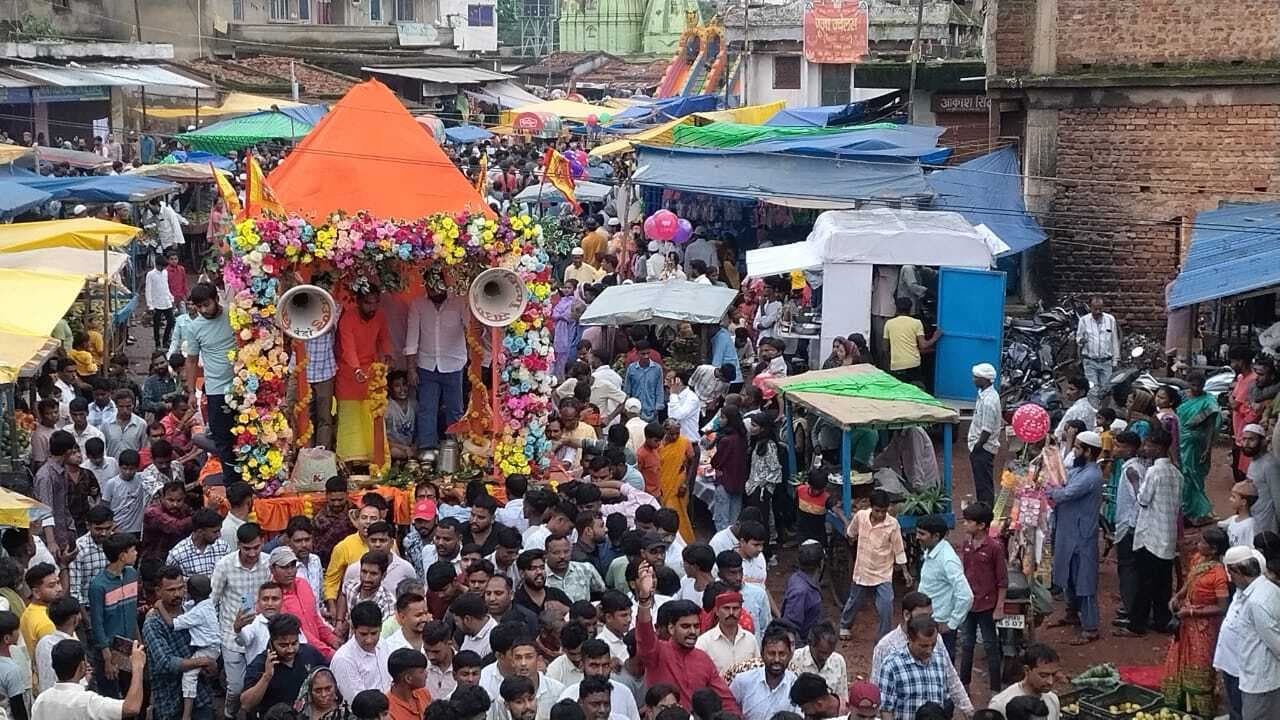 श्रद्धालुओं ने धूमधाम से निकाली रथयात्रा