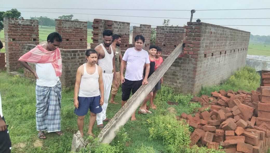 बिजली का खंभा व तार टूटने से दो दिनों से आपूर्ति बाधित