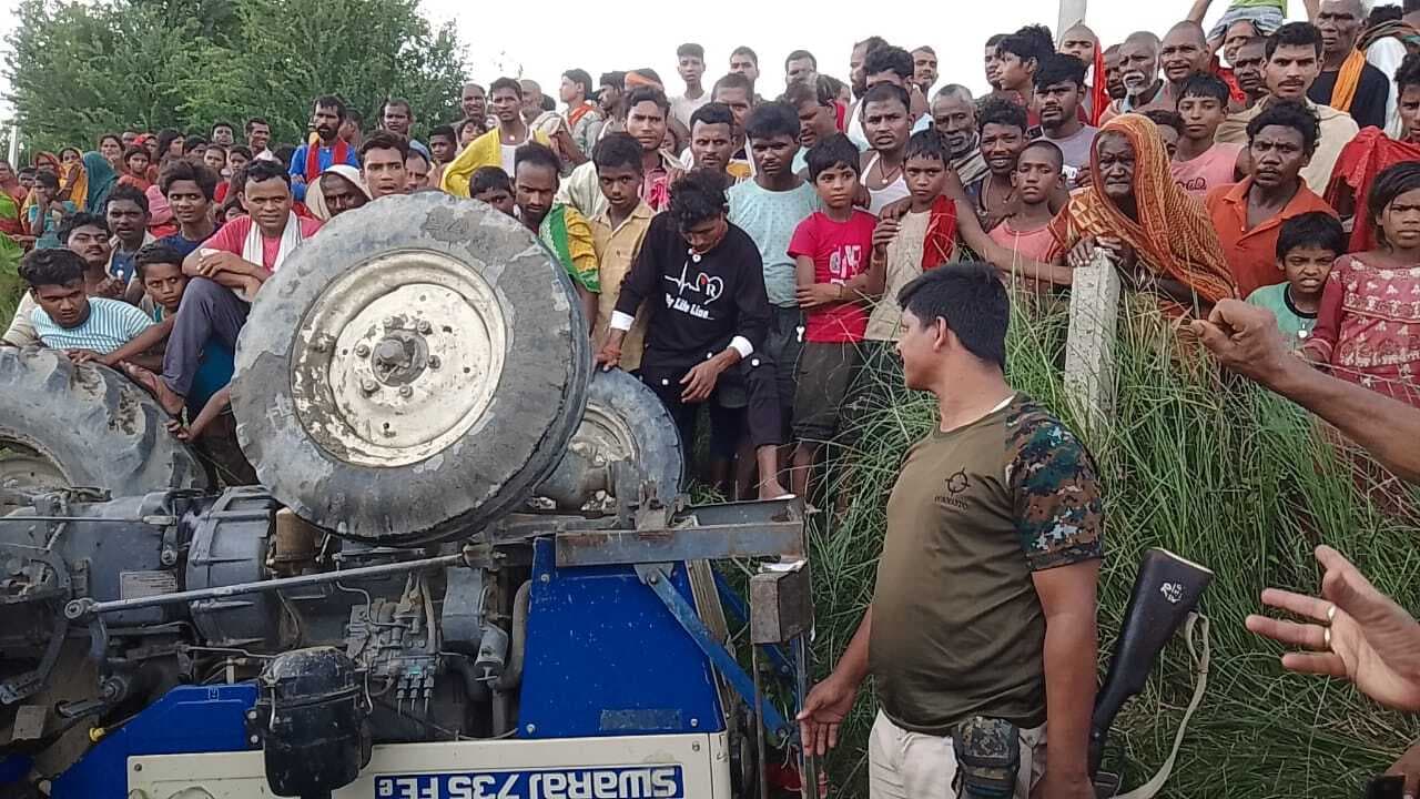 ट्रैक्टर पलटने से किशोर की मौत, चालक फरार