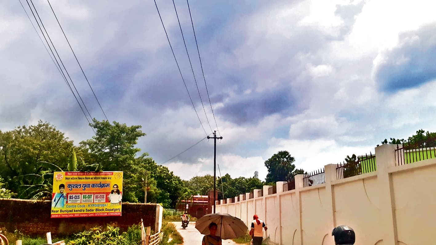 Gopalganj News : बदलता रहा मौसम, कभी धूप, तो कभी बादल, उमस से राहत नहीं