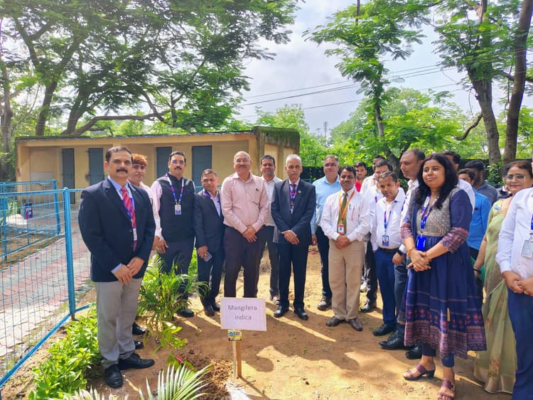 Giridih News :पर्यावरण को स्वच्छ रखना व संरक्षित करना जरूरी : महाप्रबंधक