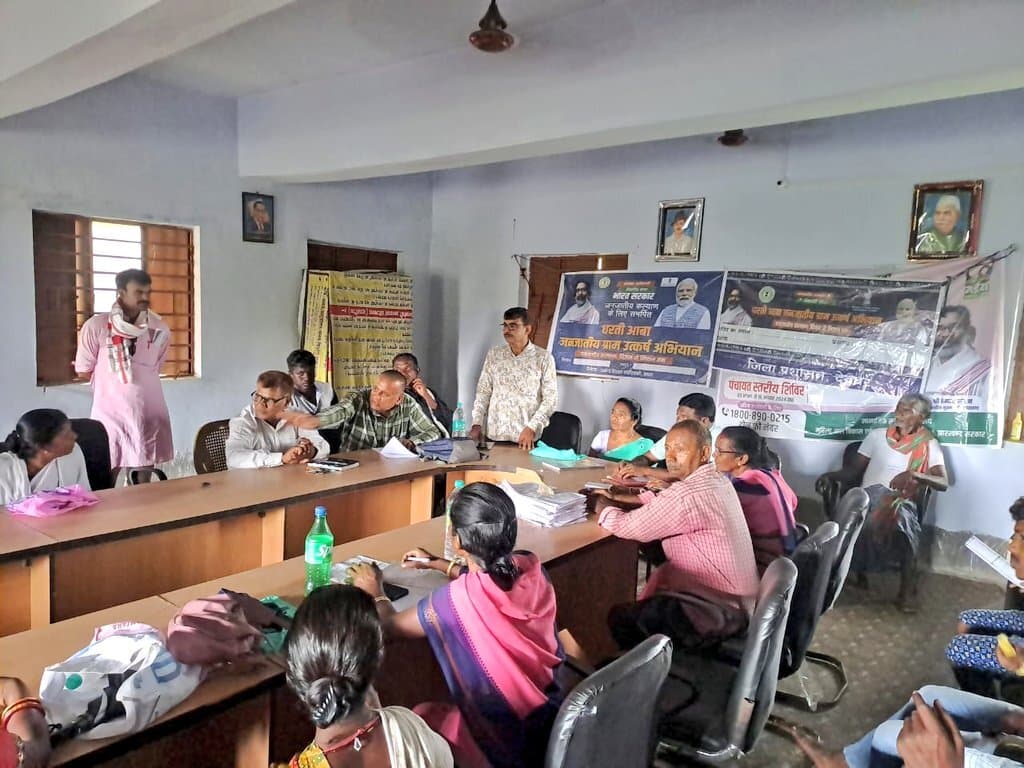 शिविर में स्वास्थ्य बीमा व मनरेगा जॉब कार्ड की दी गयी जानकारी