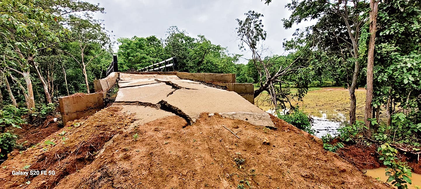 Chaibasa News : बनते ही दरक गयी 72 लाख से बनी संपर्क सड़क, आक्रोश