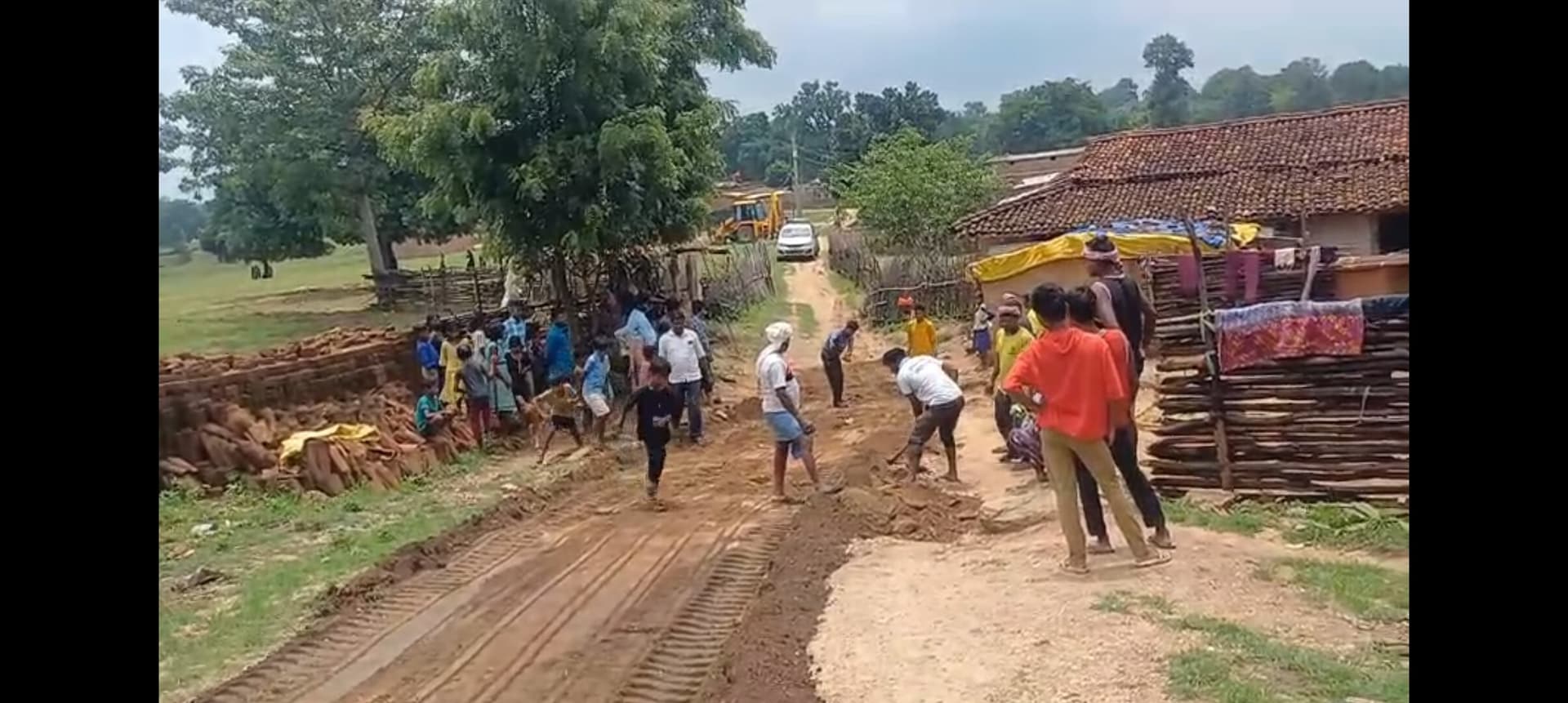 Bokaro News : ग्रामीणों ने सड़क बनायी, तो शव लेकर पहुंची एंबुलेंस