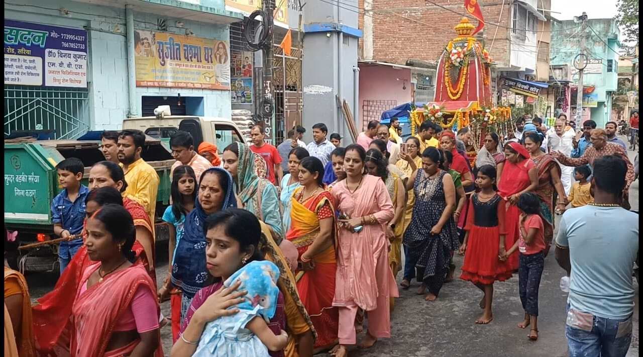 Giridih News :झमाझम बारिश के बीच सरिया में निकली रथयात्रा