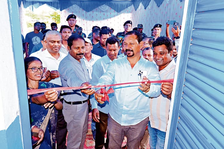 Chaibasa News : स्वरोजगार पर जोर दे रहे आदिवासी युवा, पलायन रुकेगा : दीपक बिरुवा