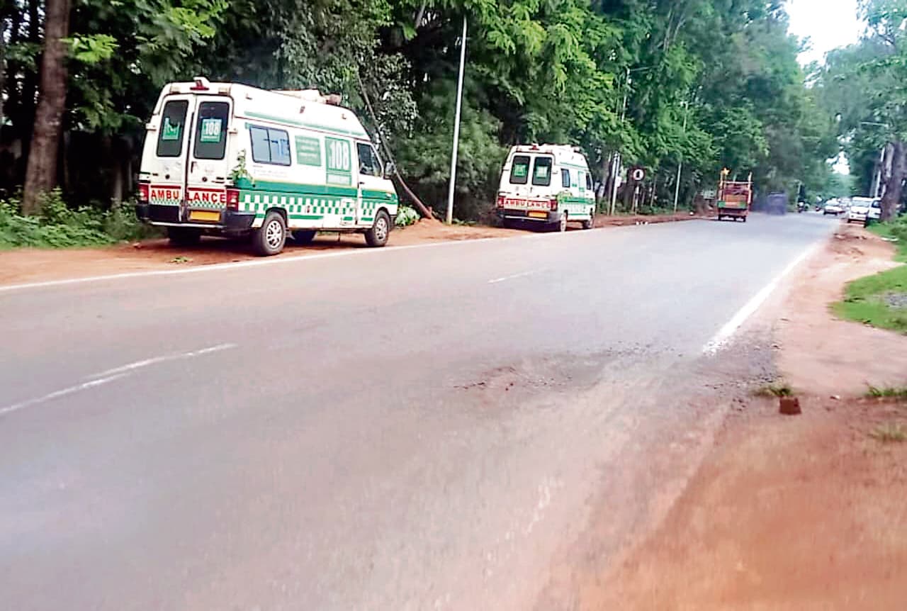 Chaibasa News : चंपुआ अनुमंडल अस्पताल की 108 एंबुलेंस खराब, मरीज परेशान