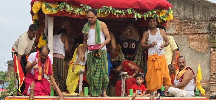 Chaibasa News : जय जगन्नाथ के जयकारे से गूंजा चक्रधरपुर, रथ खींचने को लगी होड़