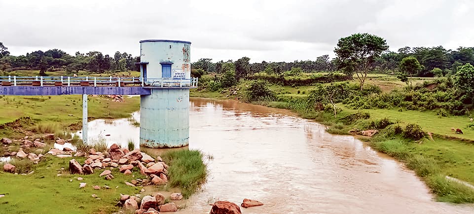 Chaibasa News : मझगांव में चार माह से जलापूर्ति योजना ठप, बरसात में भी पानी को तरस रहे 2300 परिवार