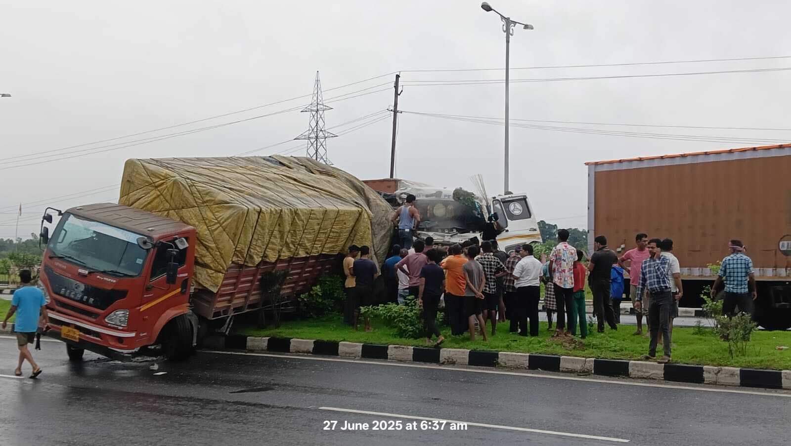 Giridih News :दो मालवाहक वाहनों में टक्कर, एक घायल