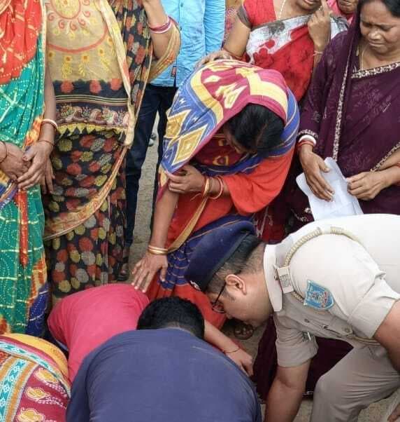 Chaibasa News : मृतक छात्र के पिता ने सीबीआई जांच की मांग की, विधायक को आवेदन सौंपा