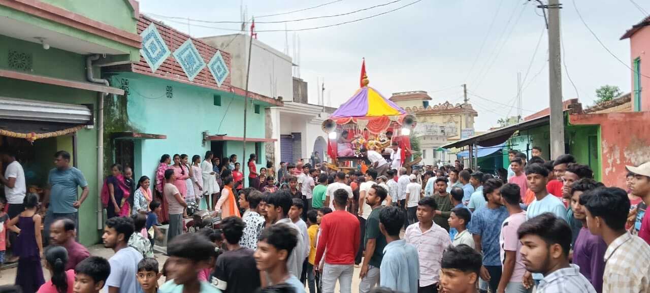 Seraikela Kharsawan News : रथयात्रा में उमड़े भक्तों ने खींचा महाप्रभु का रथ