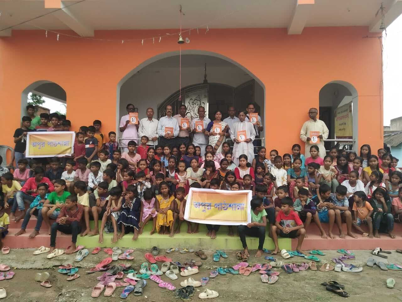 East Singhbhum News : पायरागुड़ी में अपुर पाठशाला शुरू, बांग्ला भाषा की नि:शुल्क शिक्षा मिलेगी